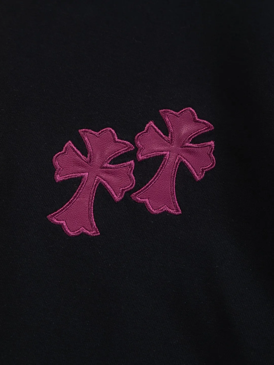 P170 Chrome Hearts CH Cross 26SS New product is hot at the same time💥 Early spring classic style Colorful double cross on the chest 🪡 Embroidery Large logo cross on the back Horseshoe and leather willow ding Sanskrit ✝️🪡 Embroidery Round neck short-sleeved T-shirt, a popular style, a style that both men and women like, the same style for men and women, 100% chance of turning heads when you wear it when you go out! It’s all about being handsome. The designer’s classic sense is precisely grasped. The whole piece of clothing is heavy. Industrial washing process. Ready-made garments are dyed + sprayed for a horse effect. The double-wash process is very recognizable. It uses heavy washing to make it distressed. The edges of the patch are slightly rolled and naturally distressed. It has a three-dimensional sense of layering and a little damage. It is very visually lethal. It adheres to Kroxin's consistent rough style. The chest and back are large, and the horseshoe flower printed patch pattern is embroidered and decorated. It is also decorated with silver metal engraved distressed buttons. The classic elements full of brand recognition instantly enhance the overall sense of grade and specification. Its texture is quite high-end! The overall feeling is high-end, simple and elegant, with silver hardware accessories, a full set of customized accessories, and the pattern of the entire dress is all decorated with patchwork three-dimensional embroidery technology, which is the finishing touch of the entire dress. The design on the back is even more eye-catching! ! This full back is so cool, it’s full of design, and the overall upper body style highlights fashion and individuality. Wearing it together as a couple is even more popular on the street. I recommend the early autumn sweatshirt! ! The fabric is a unique 320g 100% cotton, which is skin-friendly, breathable, warm to the touch, has a strong texture, and has smooth lines. It can be called a back killer, which has very strict requirements on craftsmanship and cost. The smooth neckline, flat cuffs and hems, the stitches are large and tight, tight and orderly, and the details are perfect. The consistent OS version can be worn alone or layered. It is very casual, but very iconic! It is simply the flagship of high-end trendy brands and must be included in your wardrobe. It has the American fashion spirit of freedom and individuality, and is highly recognizable and stylized! Color: Black White Size: S-XL Size chart: S: Shoulder width 50-Bust 56-Length 70 M: Shoulder width 52-Bust 57-Length 72 L: Shoulder width 54-Bust 59-Length 74 XL: Shoulder width 56-Bust 62-Length 76